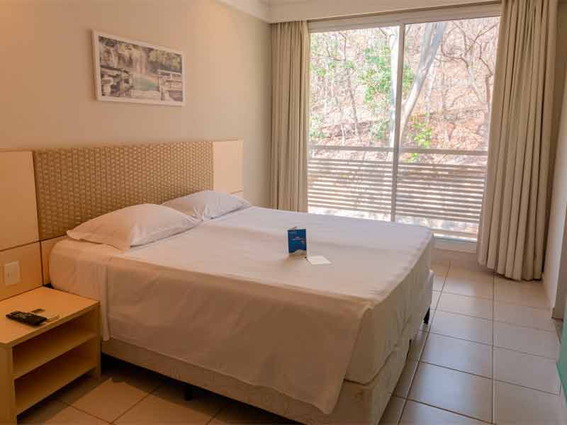 Quarto do Hotel Pousada com cama de casal e quadro na parede