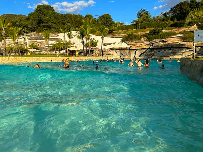 Pessoas se divertem na piscina com ondas da Praia do Cerrado