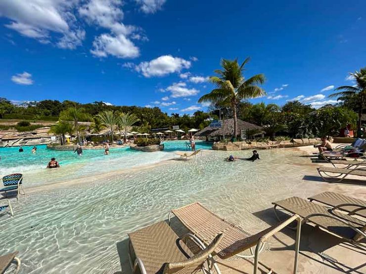 Pessoas aproveitam a piscina com ondas da Praia do Cerrado