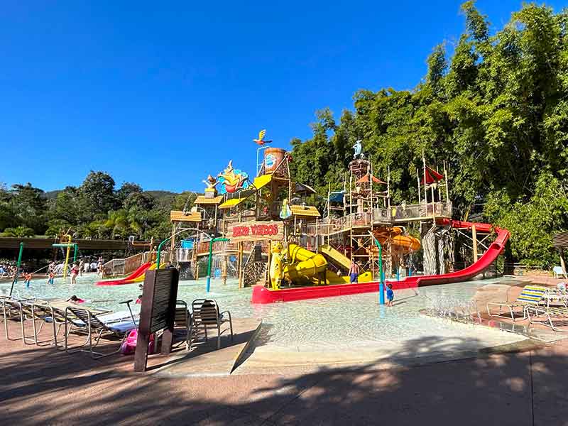Área dedicada às crianças em dia de céu azul no Hot Park, no Rio Quente Resorts