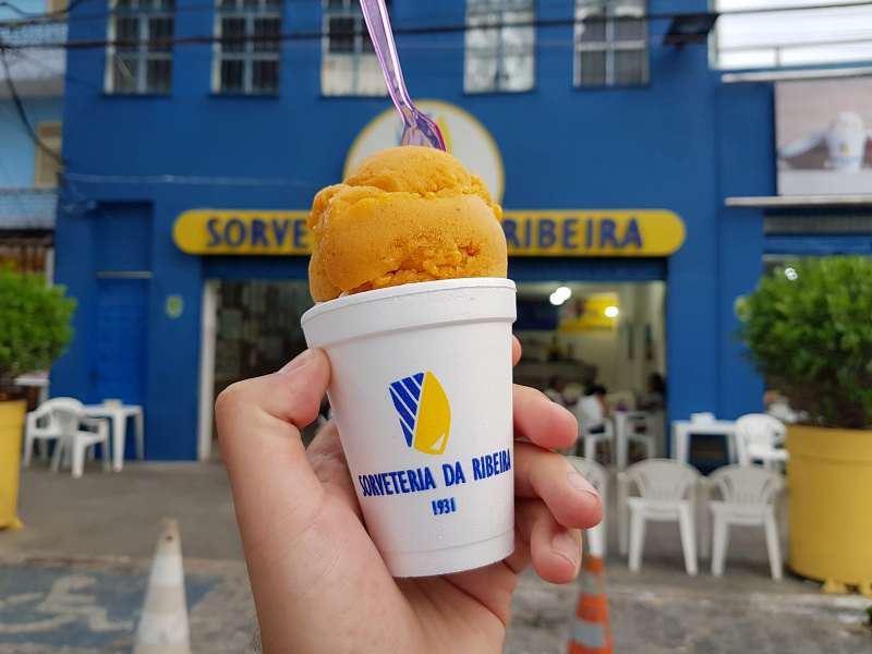 Mão segura sorvete de cajá da Sorveteria da Ribeira em Salvador