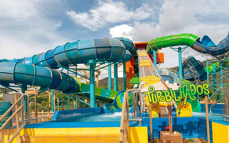 Toboágua do Turbilhados, nova atração do Hot Park, em dia de céu com nuvens