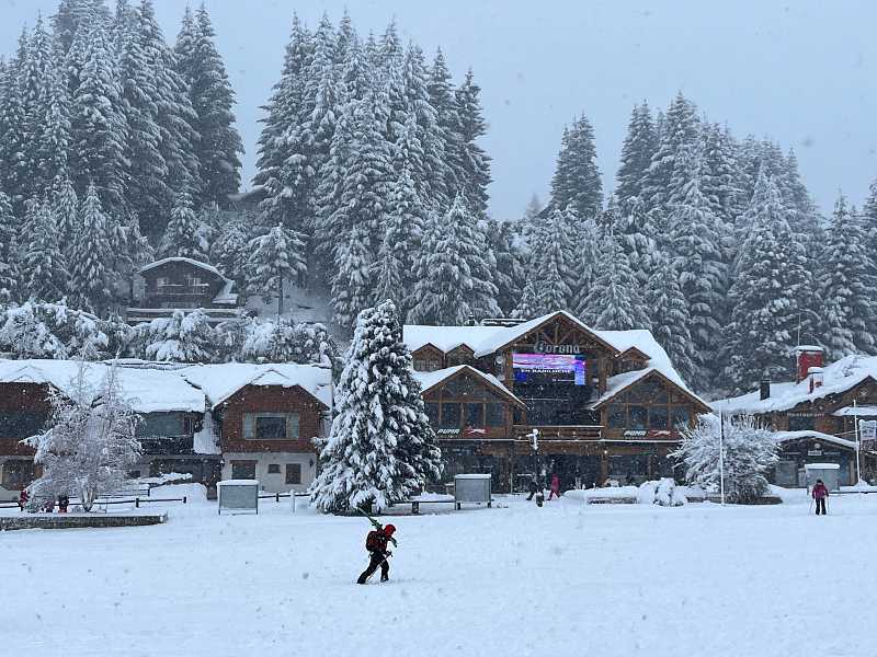 Homem faz esqui no Cerro Catedral em Bariloche em dia de muita neve