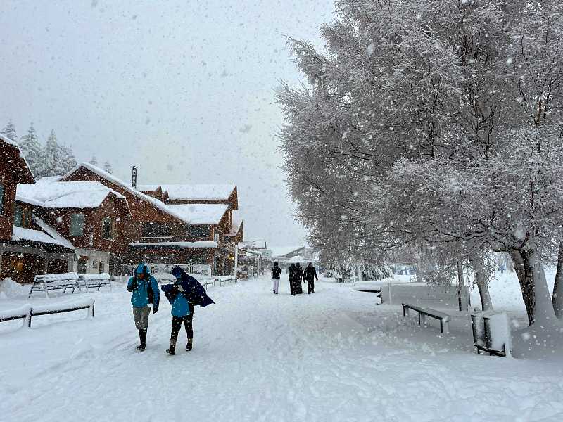 Pessoas caminham na neve no Cerro Catedral em Bariloche