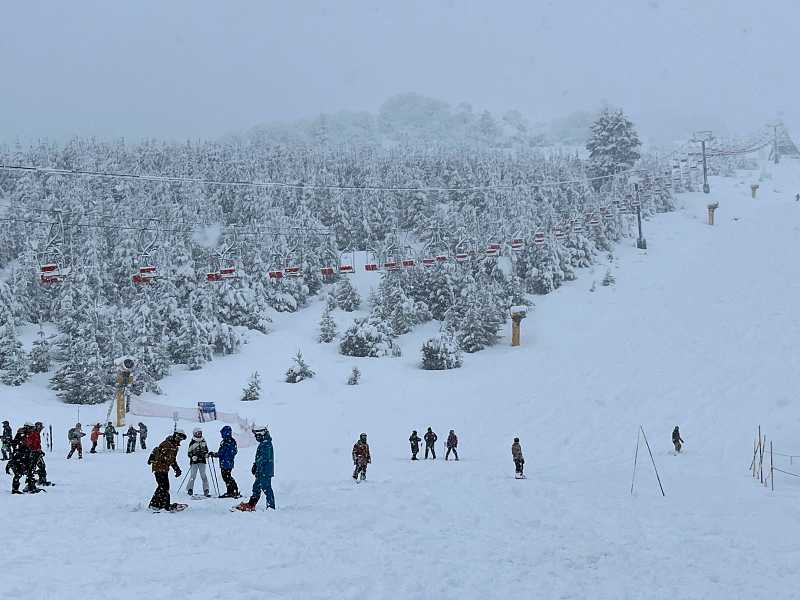 Turistas fazem esqui no Cerro Catedral em Bariloche