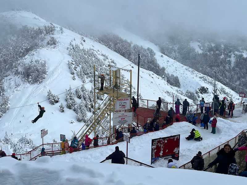 Atividades de neve no alto do Cerro Otto no inverno