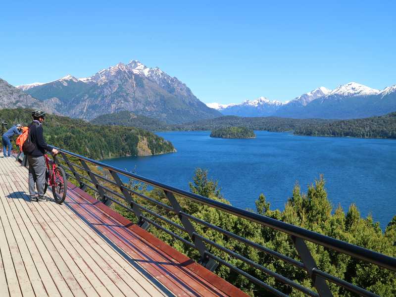 Homem de bicicleta em mirante do Circuito Chico em Bariloche, Argentina