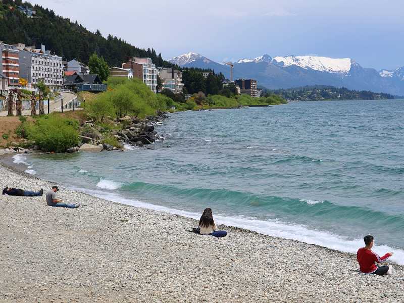 Turistas em praia do Lago Nahuel Huapi no Centro de Bariloche