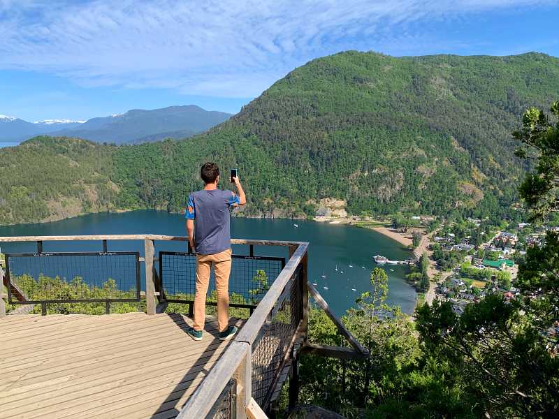 Homem tira foto em mirante de San Martín de Los Andes, Argentina