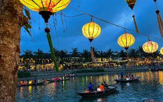 Lanternas e barcos iluminam a noite de Hoi An, no Vietnã