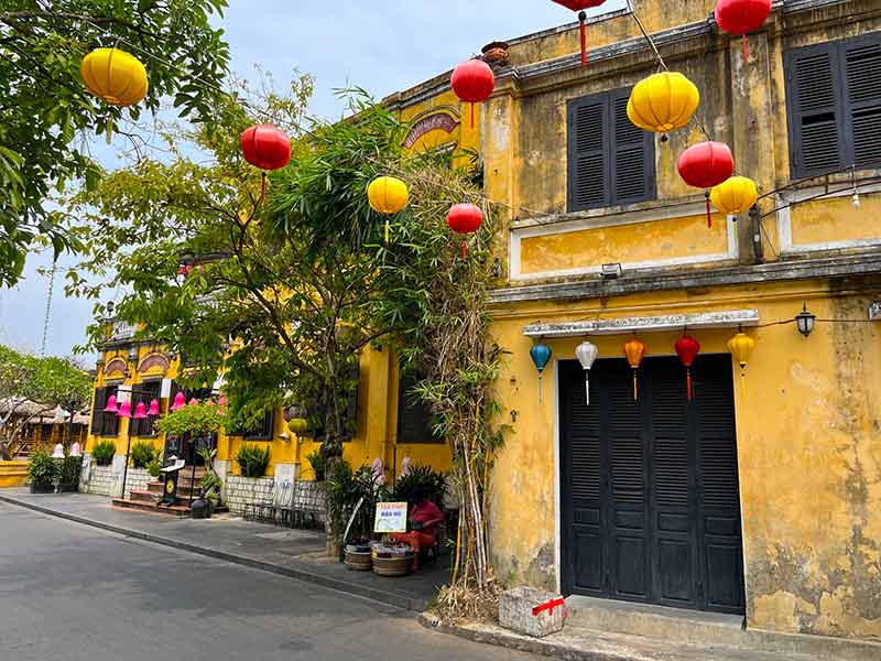 Casas antigas e amarelas com lanternas penduradas em Hoi An, no Vietnã
