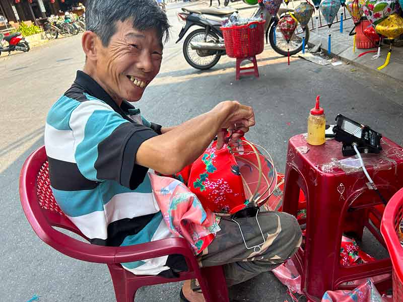Senhor vietnamita faz lanterna artesanalmente em Hoi An