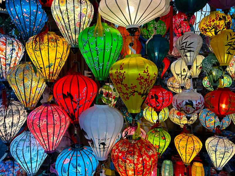 Lanternas coloridas acesas em loja no Vietnã