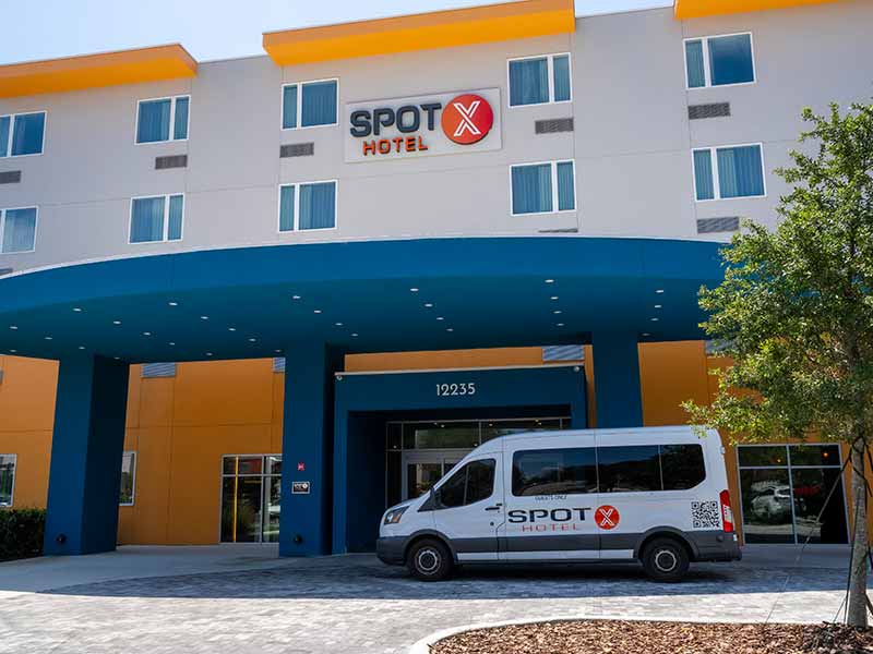 Van que faz transfer para parques em Orlando em frente ao hotel Spot X