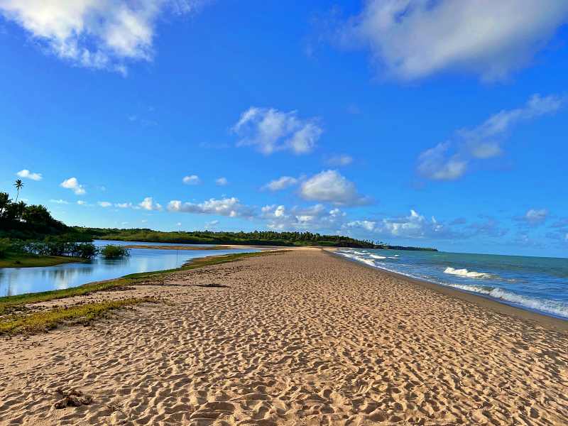 Encontro do Rio Queimado com mar em Cumuruxatiba