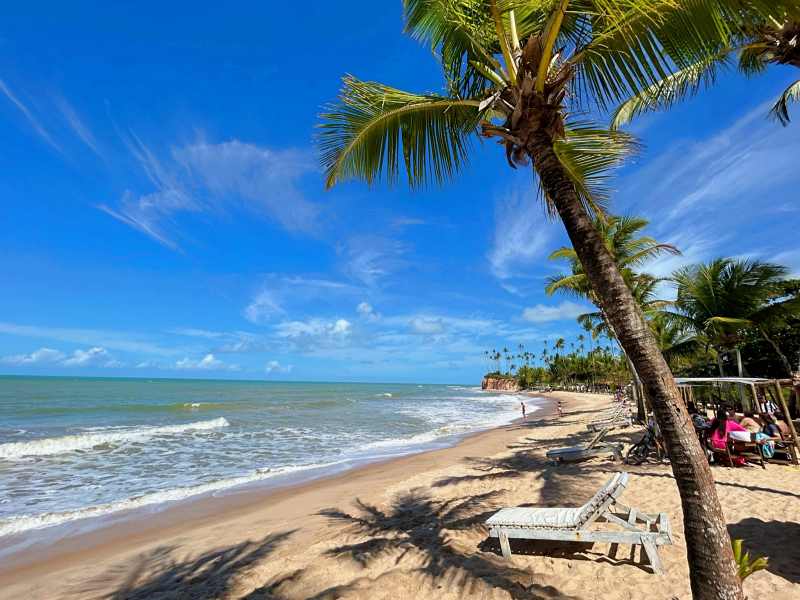 Espreguiçadeira do Manzuko Beach Club na Praia da Barra do Cahy, Bahia