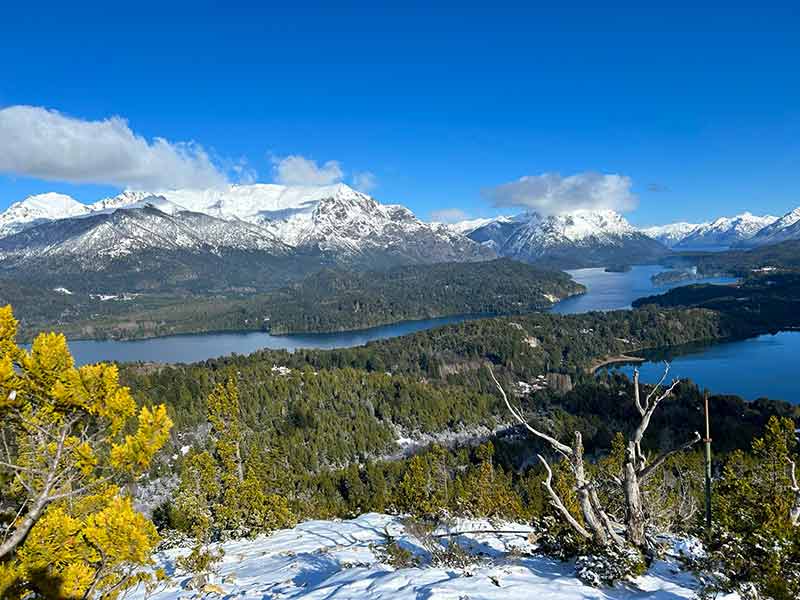Vista das montanhas com neve e do lago no Cerro Campanário