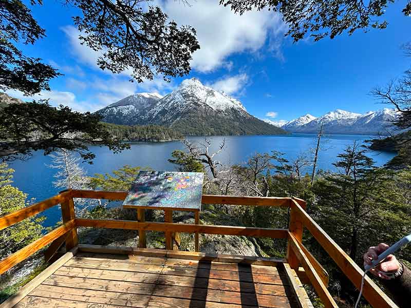 Mirador Cerro Capilla vazio com montanha cheia de neve e lago à frente em dia de céu azul