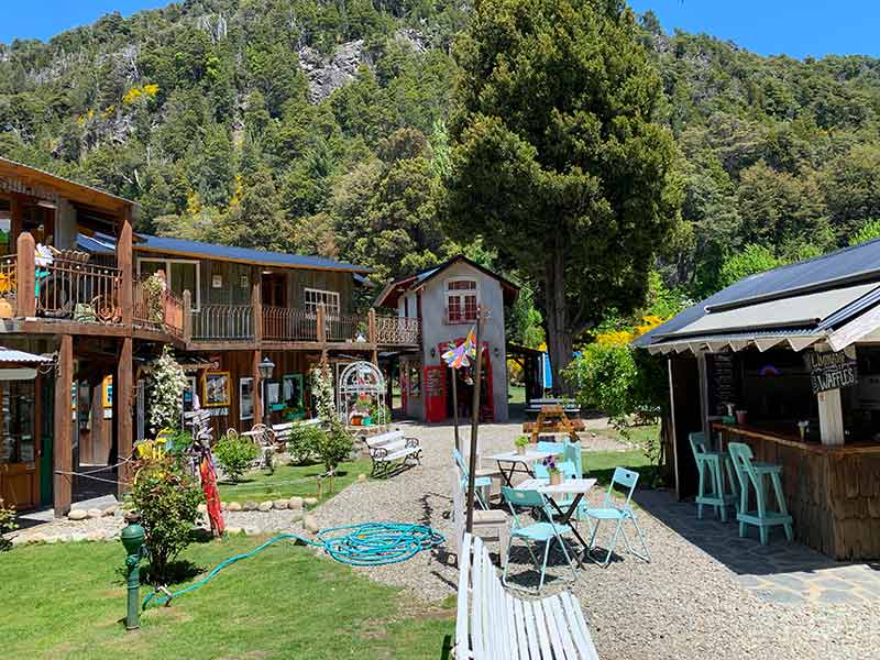 Mesas vazias e casiinhas de madeira na Colonia Suiza, em Bariloche