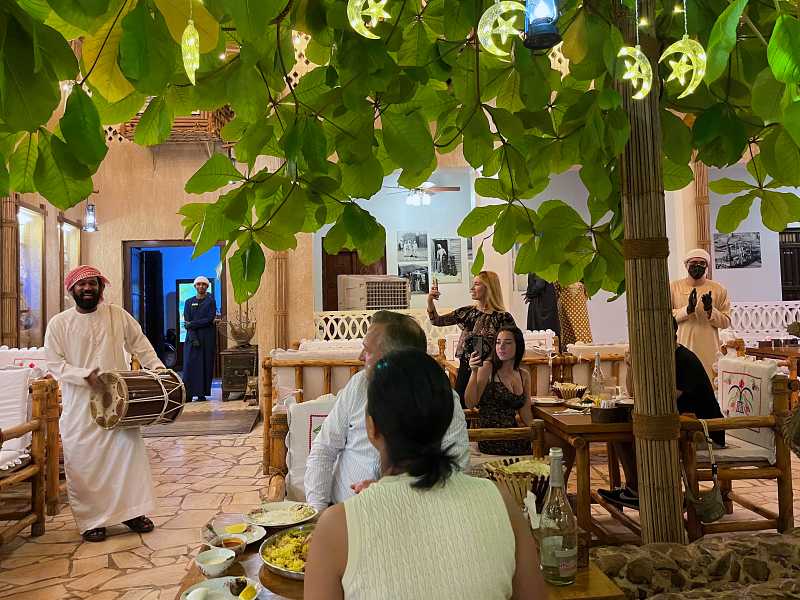 Homem em apresentação típica no Restaurante Al Khayma Heritage