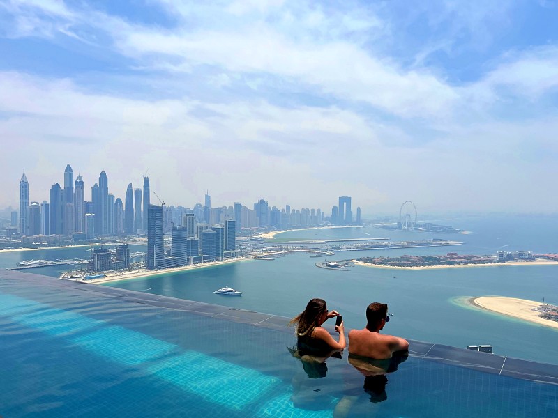 O que fazer em Dubai: Casal em piscina de borda infinita com cidade ao fundo no Aura Sky Pool