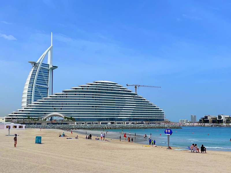 O que fazer em Dubai: Burj Al Arab, prédio em forma de vela na praia