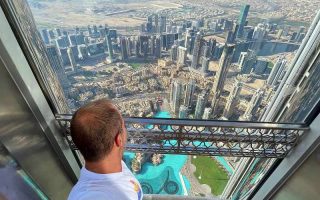 Homem no mirante do Burj Khalifa, atração deve entrar na lista de o que fazer em Dubai