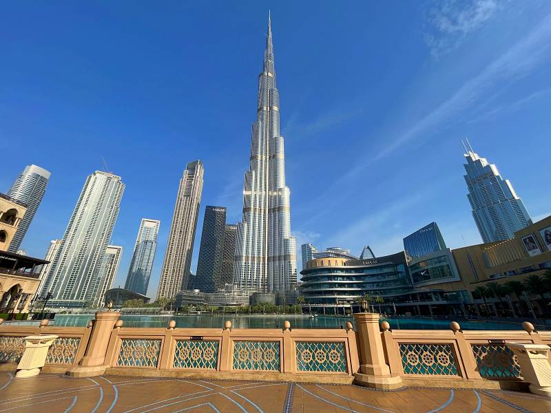 Vista de prédios em Dubai, incluindo Burj Khalifa e a fonte