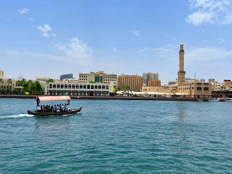 Barco abra transporte passageiros em Dubai Creek