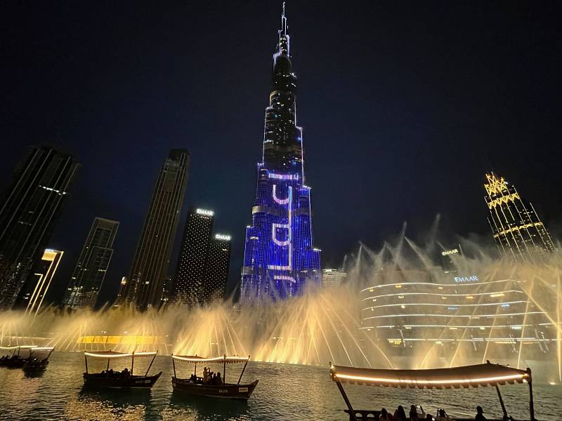 Vista noturna do The Dubai Fountain, show das fontes dançantes, com Burj Khalifa iluminado ao fundo