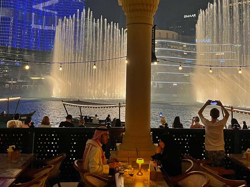O que fazer em Dubai à noite: Restaurante Jovee com vista pras fontes dançantes