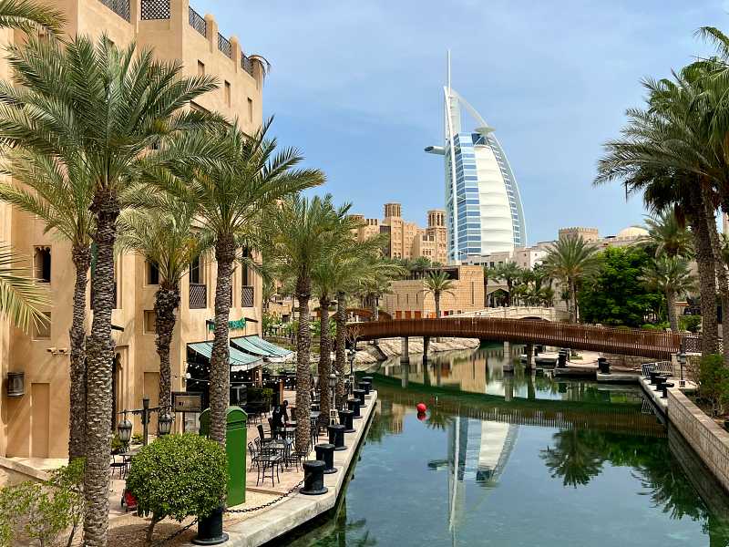 Burj Al Arab visto desde o Souk Madinat Jumeirah com reflexo no canal de água