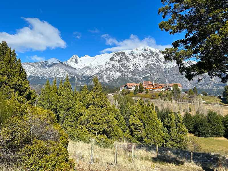 Hotel Llao Llao visto a partir da Capela San Eduardo no Circuito Chico, em Bariloche