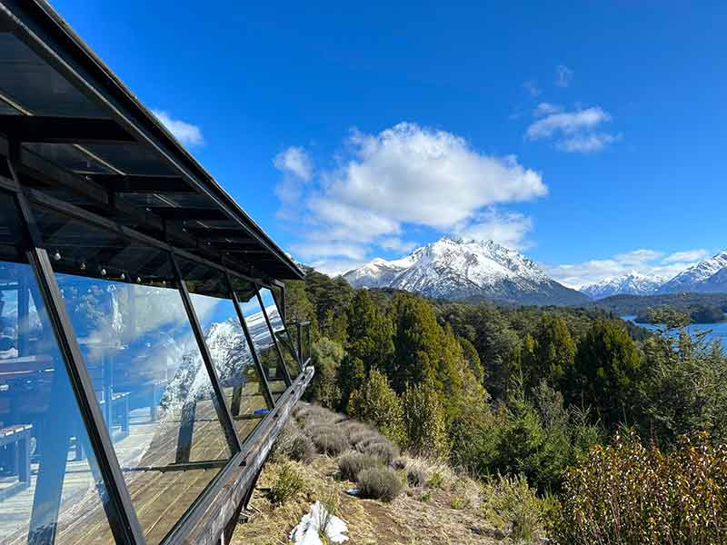 Restaurante Punto Panorâmico com janelas e vista para as montanhas com neve