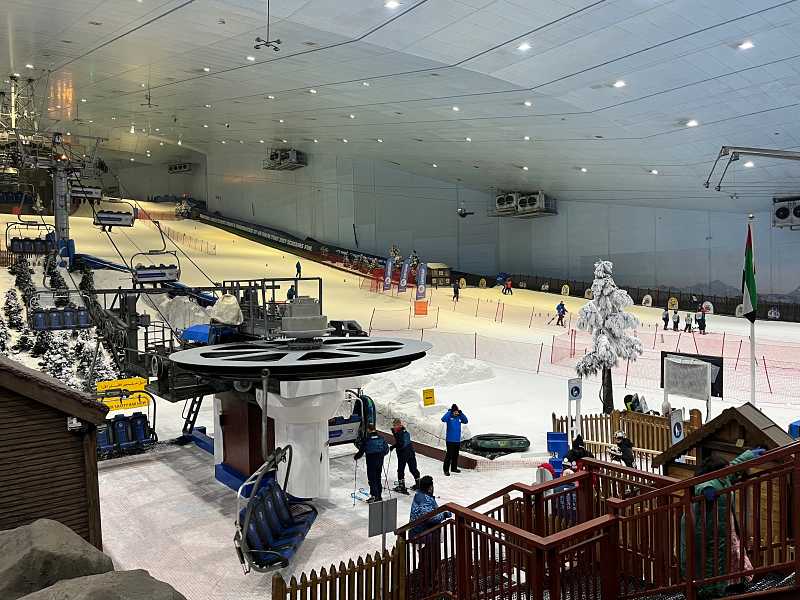 Vista interior das pistas do esqui do Ski Dubai