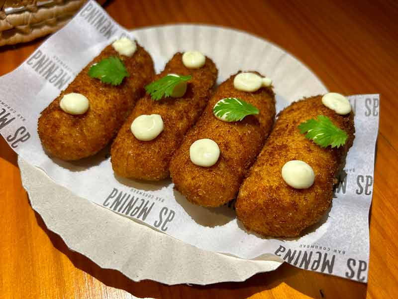 Quatro croquetes de moqueca do bar As Menina, em Corumbau, na Bahia