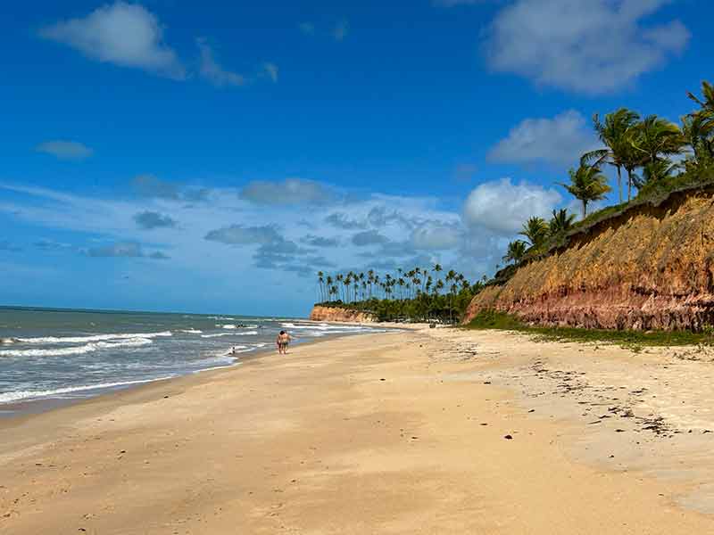 Barra do Cahy, praia do sul da Bahia, vazia e com falésias