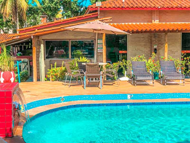 Piscina vazia da Boa Sorte, dica de onde ficar em Cumuruxatiba, com cadeiras e guarda-sol