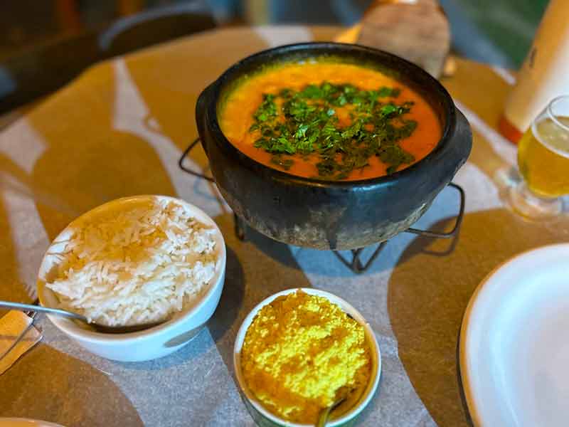 Bobó de camarão, arroz e farofa do restaurante Moinho das Artes
