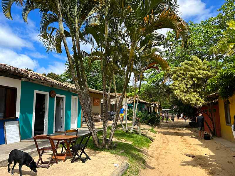Centrinho da Caraíva com casinhas coloridas e chão de areia