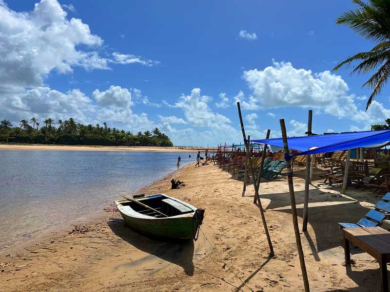 Barquinho que cruza o rio em Caraíva, Bahia