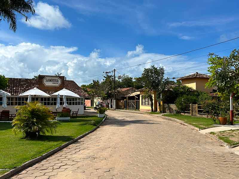 Centrinho vazio de Cumuruxatiba, na Bahia, em frente ao Samburá Duzé