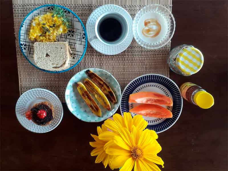 Café da manhã da pousada Céu de Corumbau com frutas, ovos e pães