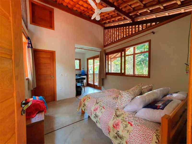 Acomodação dos Chalés Cumuruxatiba, dica de onde ficar em Cumuruxatiba, com cama de casal, travesseiros e cozinha
