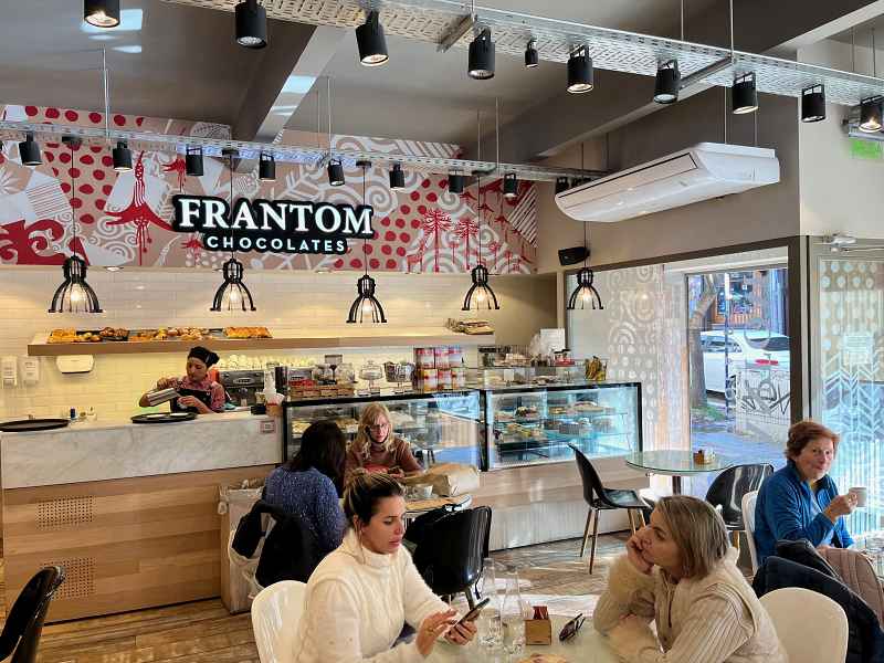 Clientes na cafeteria de Frantom