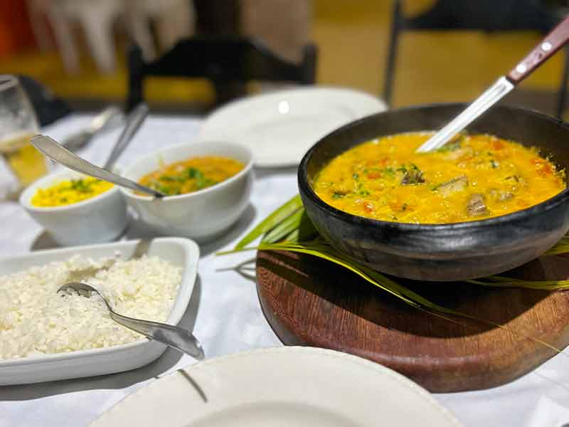 Moqueca de peixe, arroz e pirão do restaurante Cores e Sabores, em Cumuruxatiba, na Bahia