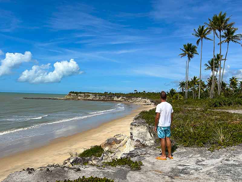 Homem observa do alto praia em Corumbau na Bahia
