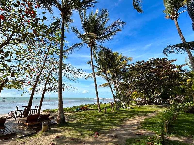 Jardim em frente à praia central de Cumuru