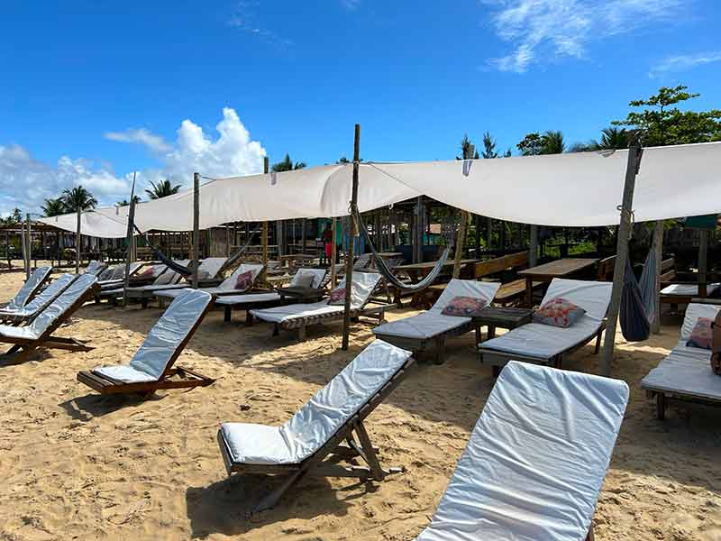 Cadeiras e tecido brancos do Delícia Beach Club na Ponta do Corumbau