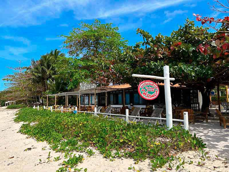 Restaurante do Hermes na praia central de Cumuru, na Bahia, em dia de céu azul